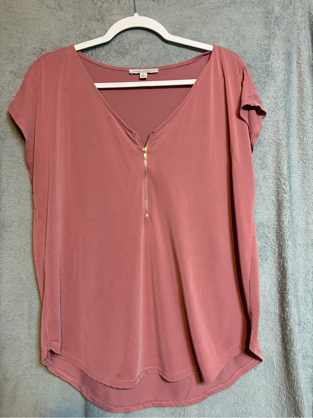 Green Envelope Dusty Rose Zip Front Short Sleeve Top